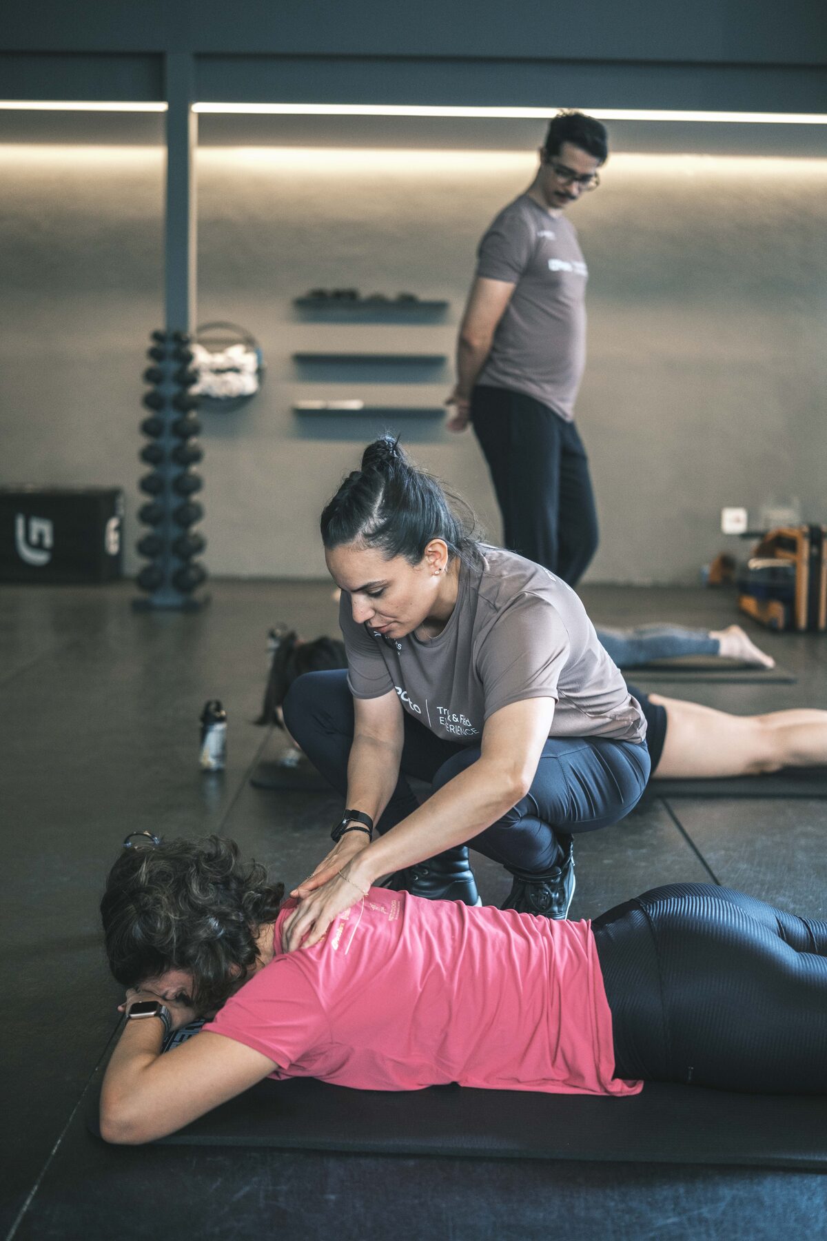 Exercício de solo orientado durante o Pilates Experience