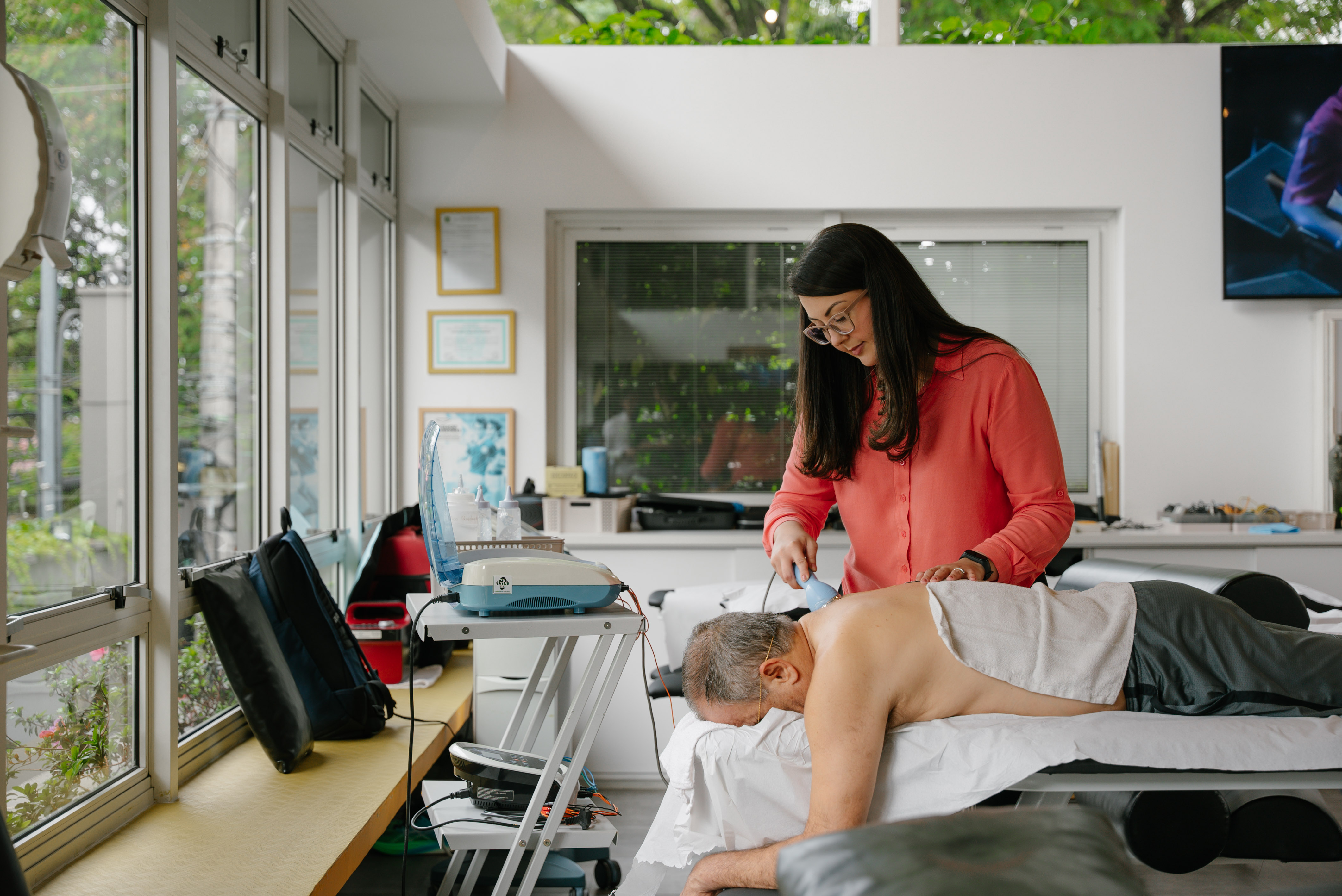 Fisioterapia no Instituto Nichioka, Referência no cuidado de casos ortopédicos de todas as complexidades. Do atleta ao idoso, buscamos autonomia e força, #ForteSemDor.