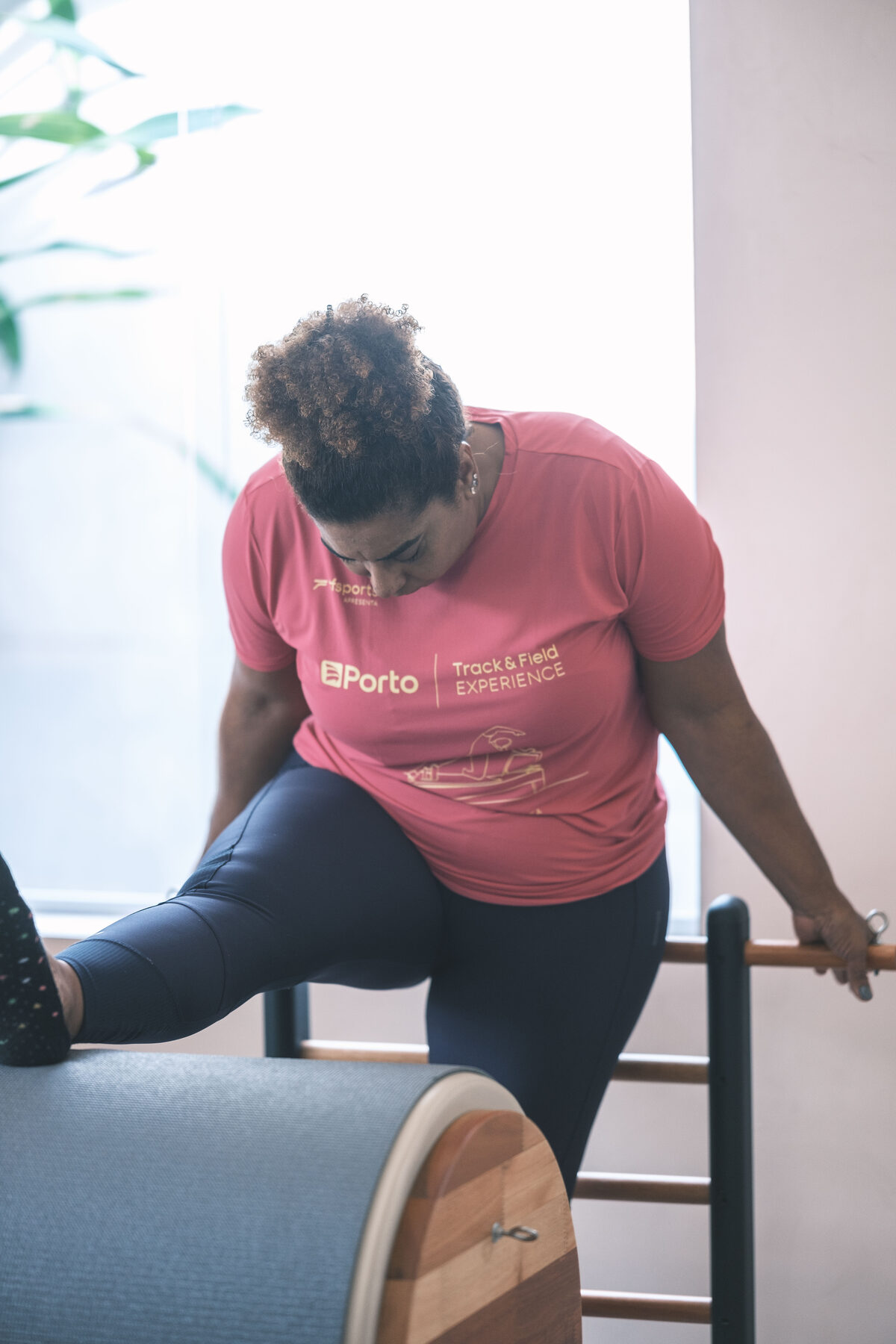 Profissional acolhendo o grupo no Pilates Experience