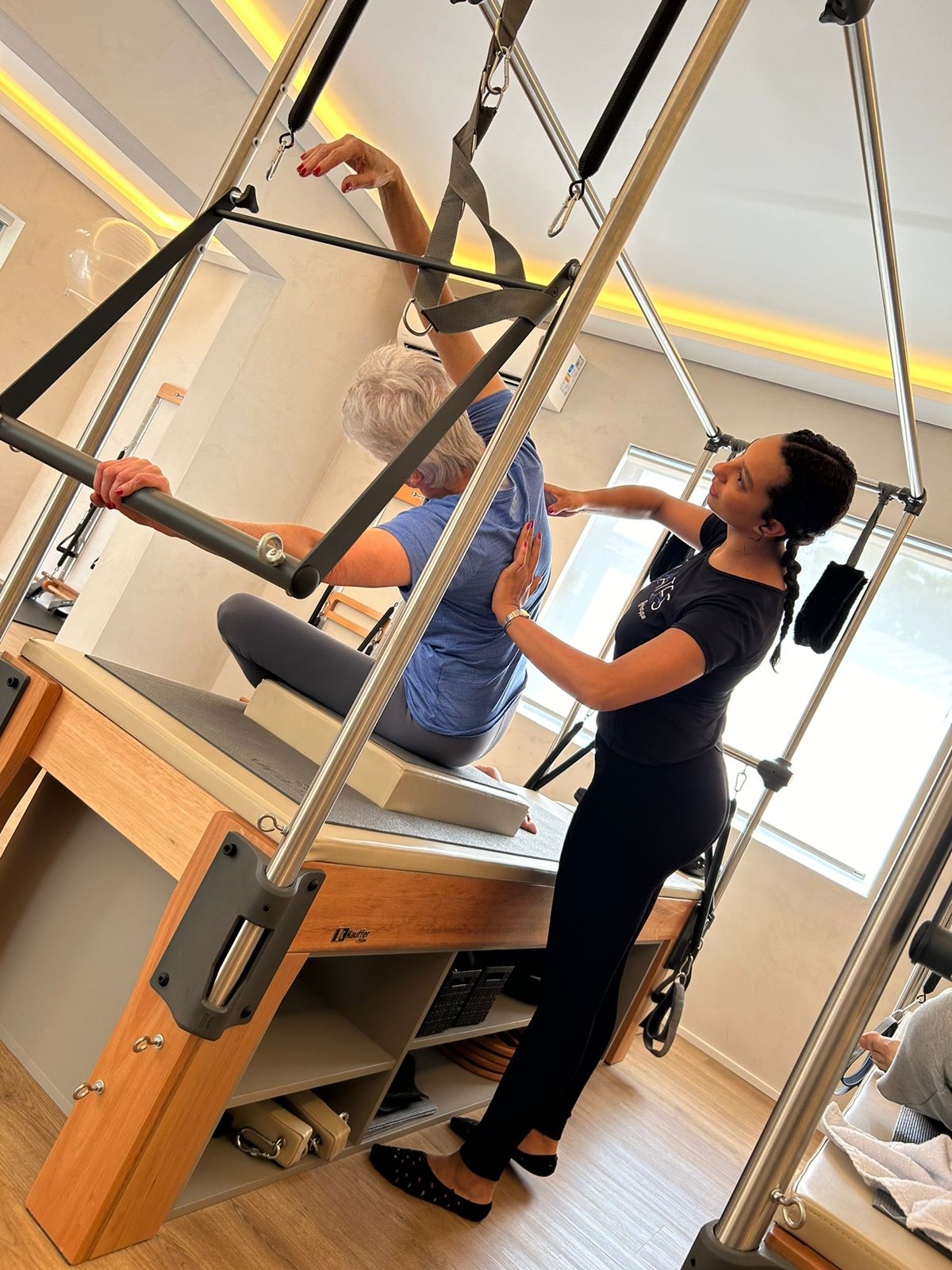 Pilates no Instituto Nichioka, Fortalecimento, flexibilidade e consciência. Descubra como o Pilates pode melhorar sua postura, aliviar dores e aumentar sua energia.